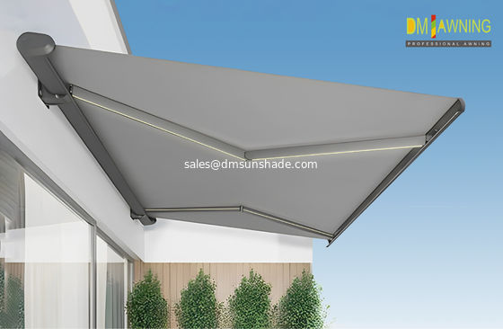 Penjaga Matahari Outdoor Motorized Ringan Retractable Awning Dengan Lampu LED Canopy Taman