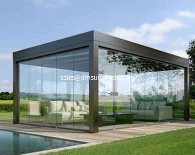 Pergola listrik berbilah luar ruangan dengan tirai ritsleting tahan angin dan pintu kaca